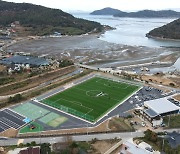 '외딴섬' 보길도에 번듯한 축구장이 들어섰다