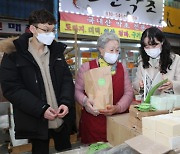 충청대 학생들, 시장 노점상 위해 홍보물 제작해 전달 '눈길'