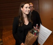 '코로나 밀접접촉자' 36세 세계 최연소 핀란드 총리..클럽서 남편·친구와 새벽까지 즐겨