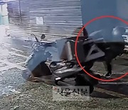 [영상] 오토바이 발차기 테러 피해자 "피가 거꾸로 솟는 기분"