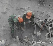 인도네시아 스메루 화산 폭발 실종자 수색하는 구조대원들