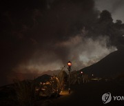 검은 화산재 뿜어내는 스페인령 라팔마섬 화산