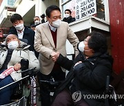 장애인단체 만난 윤석열, 국토위 간사에 전화해 "빠른 입법"