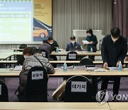 2021 서울법인택시 취업박람회, 상담객 기다리는 관계자들