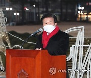 국회 성탄트리 점등식에서 인사말하는 박병석 국회의장