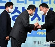 [포토] SSG 정용진 구단주, 2021 일구대상 수상