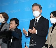 감염병 대응 정책 관련 긴급기자회견 후 질문에 답변하는 이재명