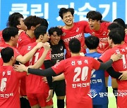 한국전력 5세트 접전끝에 승리, 기뻐하는 선수들.