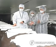 주류 제조업체 위생·방역 관리 점검하는 김강립 처장