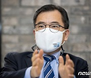 한국전기차사용자협회 간담회 하는 홍정기 차관