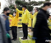 현대차 근로자들에게 인사하는 여영국 정의당 대표