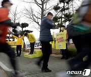 현대차 근로자들에게 인사하는 여영국 정의당 대표