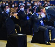 참석자들 향해 인사하는 윤석열 국민의힘 대선후보