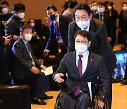 [뉴스1 PICK]휠체어 밀며 행사장 들어서는 윤석열 "장애는 걸림돌 되지 않아"