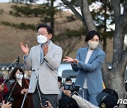 TK 찾은 이재명 "나는 문재인도 아니고, 윤석열도 아냐"