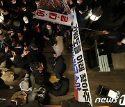 지지자들 응원 속 尹