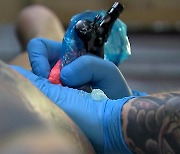 법원, "타투는 의료행위" 벌금형 선고.."문신 시술자는 죄다 범법자?"