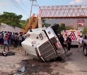 '아메리칸 드림' 참변..이민자 실은 트럭 넘어져 50여 명 사망