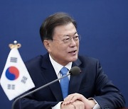 문 대통령 "가짜뉴스·부정부패, 민주주의의 가장 큰 적"