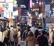 위드코로나 끝, 거리두기 강화?..정부 "이동제한 검토중"