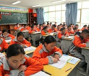 티베트 학생 80만 명 기숙학교 생활.."중국어·애국심 배우며 정체성 잃어가"
