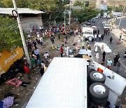 [사진] 멕시코서 불법이민자 태운 트럭 전복..최소 54명 사망