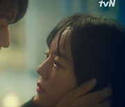 '멜랑꼴리아' 이도현♥임수정, 과거 스캔들로 트라우마→눈물 포옹 [종합]
