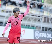 한국 여자 대표팀, 中 제치고 아시아 4강..FIFA랭킹 18위