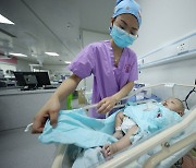 WP "출산율 올려야 하는 중국, 정관수술 사실상 막아"