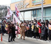 윤석열 후보 연호하는 지지자들