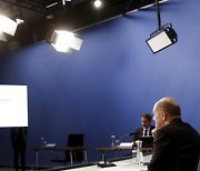 바이든, 숄츠 독일 새 총리와 첫 통화.."우크라 문제 협력 논의"