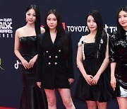 브레이브걸스 "해체 위기였는데"..'2021 MAMA'서 상 받고 글썽