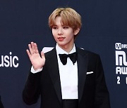 [포토] NCT 쇼타로, '귀여운 손인사~'  (2021 MAMA)