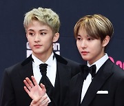 [포토] NCT 마크, '런쥔아 손들고 인사해야지~' (2021 MAMA)