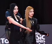 [포토] 에스파 카리나-닝닝, '사뿐사뿐 우아하게~' (2021 MAMA)