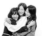 송혜교 "고마운 친구들♥".. 박효주·최희서와 포옹하며 '미소'