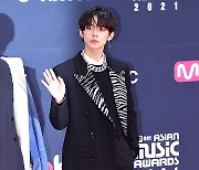 [MD포토] TXT 연준 '차가운 듯 멋진 손인사'