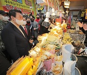 상인들과 인사하는 윤석열