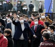 대포항 수산시장 둘러보며 시민들과 인사하는 윤석열