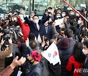 대포항 수산시장 둘러보며 시민들과 인사하는 윤석열