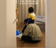 김나영, 컴퓨터 고치러 온男 목마 탄 아들 "낯 안가리는 고양이"