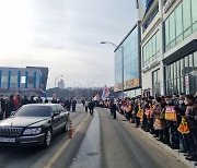 '윤석열 떴다!' 대포항 몰려든 도민들 "尹이 대세" "백이면 백 정권에 학 떼"