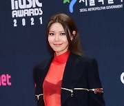 [T포토] 최수영 '유니크한 패션 센스'