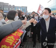 시민들에게 인사하는 윤석열