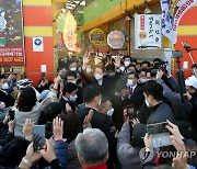 속초 시민들에게 인사하는 윤석열