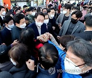 속초 시민들과 인사하는 윤석열