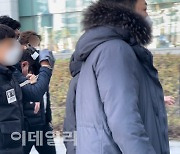 팔로 얼굴 가리고 '침묵'..신변보호 여성 가족 살해한 20대男 영장심사