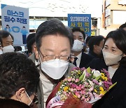 이재명, 경북 예천에서 환여의 꽃다발