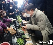 나물 구입하는 이재명 후보