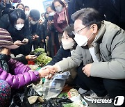 상인과 인사하는 이재명 후보